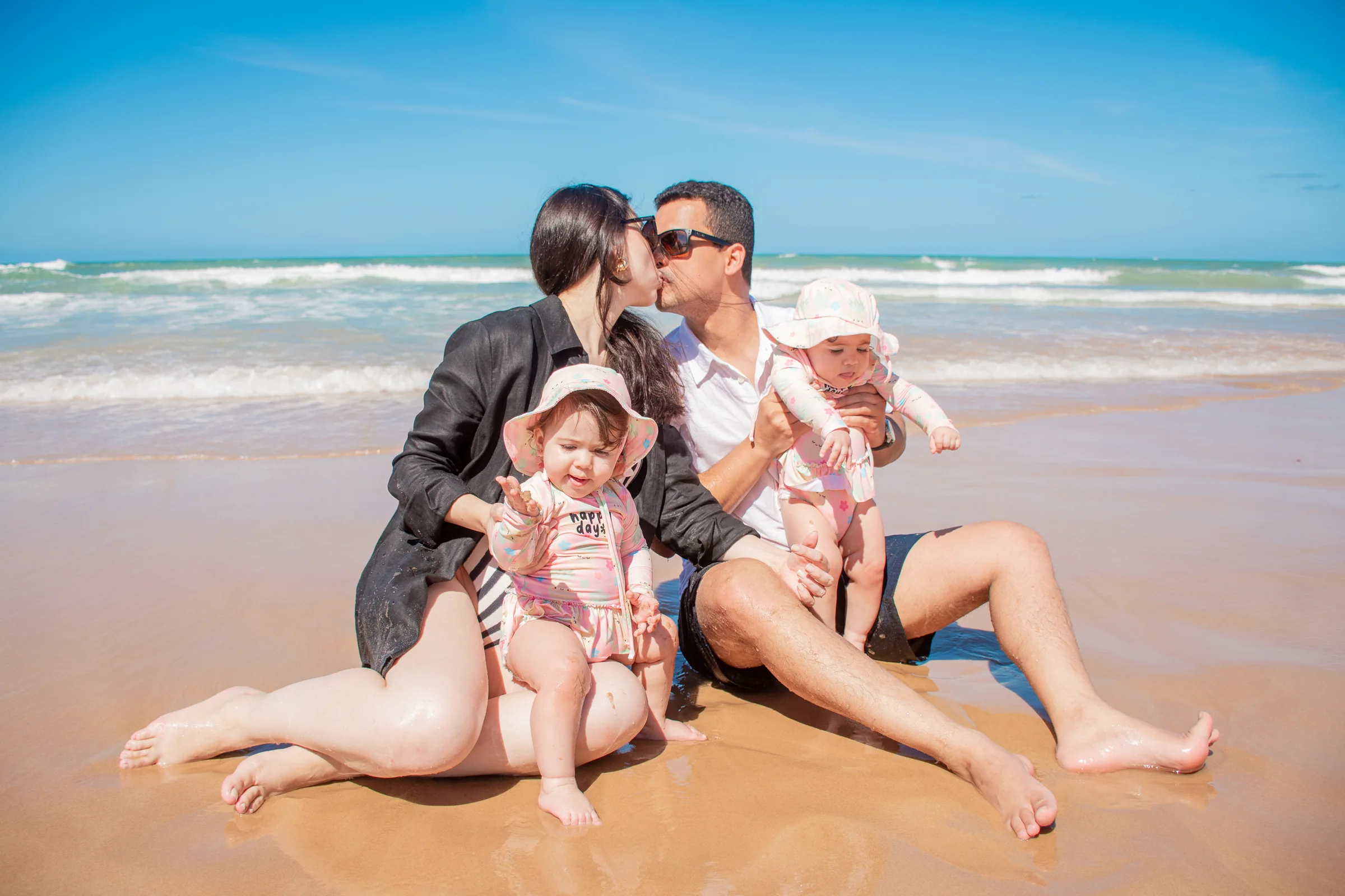 Família reunida na praia